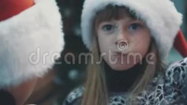 4k录像显示，有头脑的孩子在平安夜戴着圣诞帽，喝着热可可，想知道他们在做什么